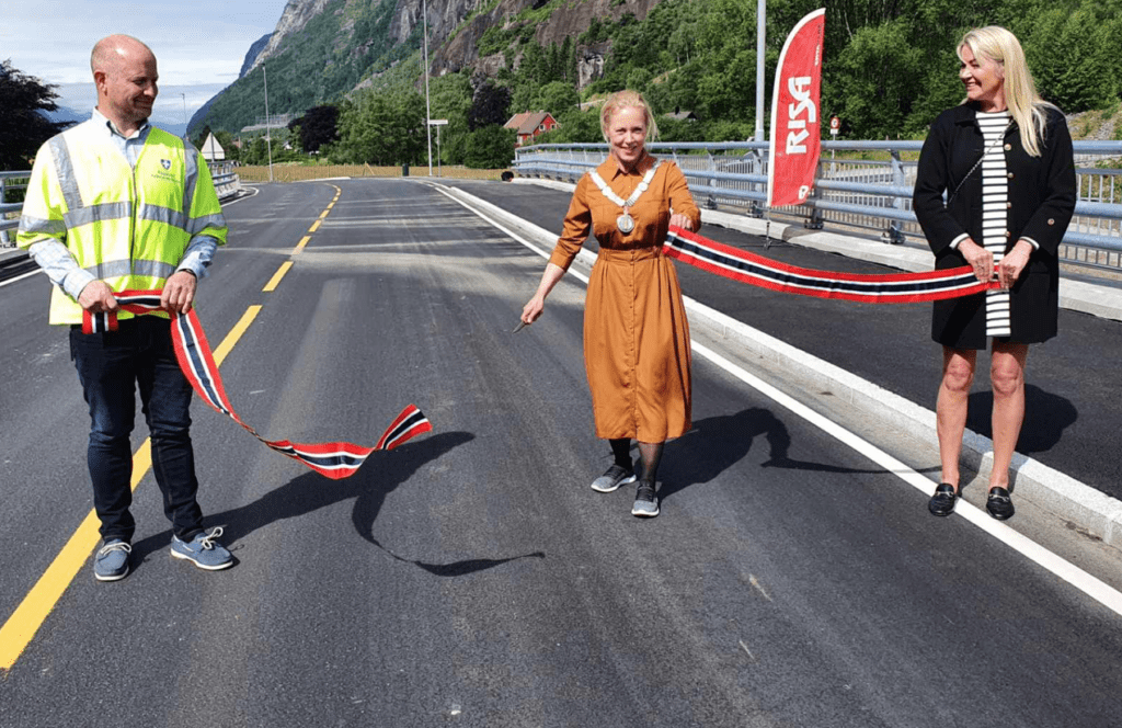 Et bilde som inneholder bilvei, utendørs, himmel, person Automatisk generert beskrivelse