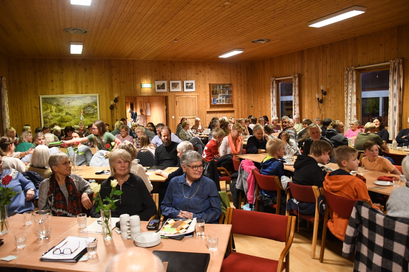 Et bilde som inneholder bord, tak, innendørs, person

Automatisk generert beskrivelse