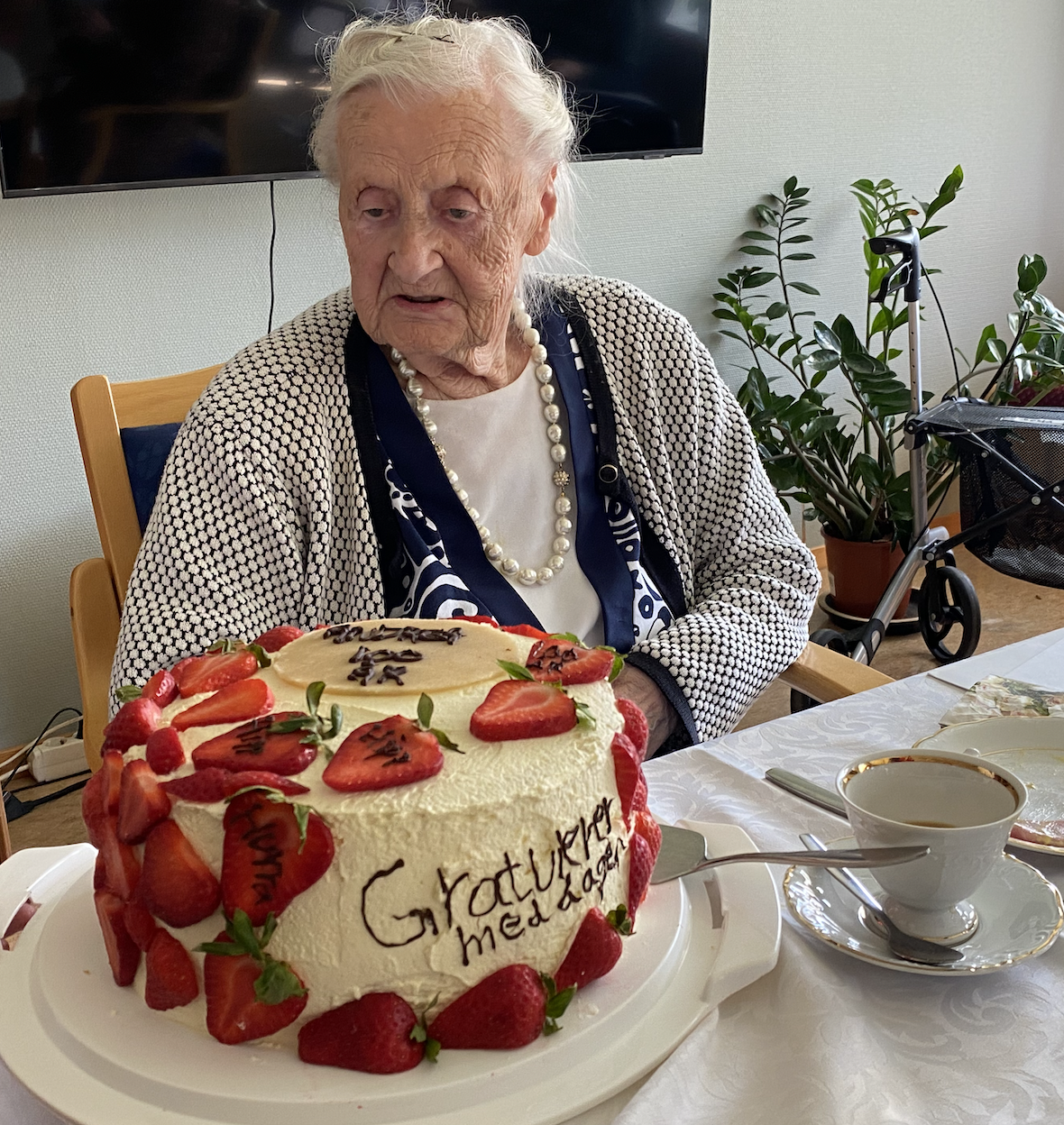 Et bilde som inneholder bursdagskake, dessert, person, innendørs

Automatisk generert beskrivelse