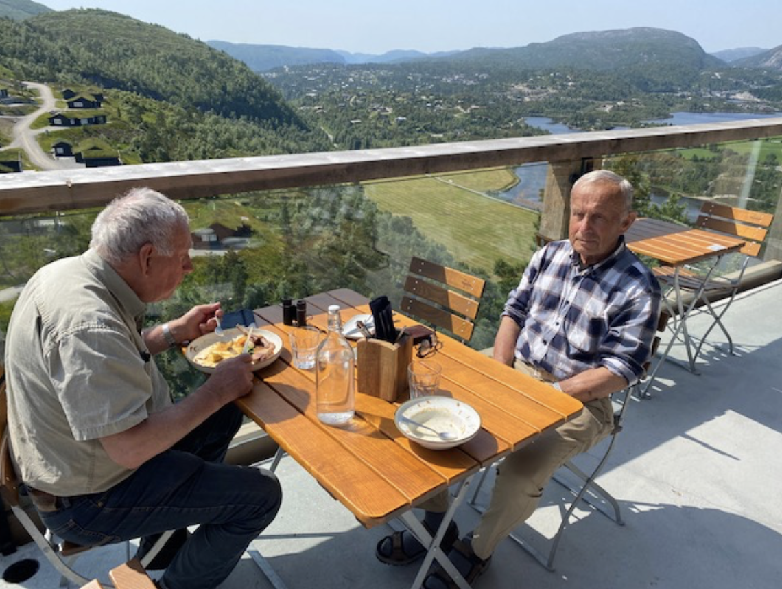 Et bilde som inneholder fjell, himmel, person, utendørs

Automatisk generert beskrivelse