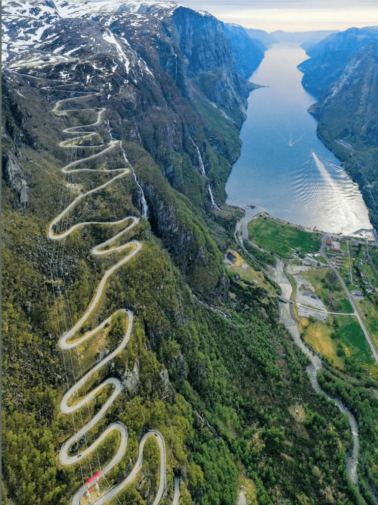 Et bilde som inneholder fjell, utendørs, natur, canyon Automatisk generert beskrivelse