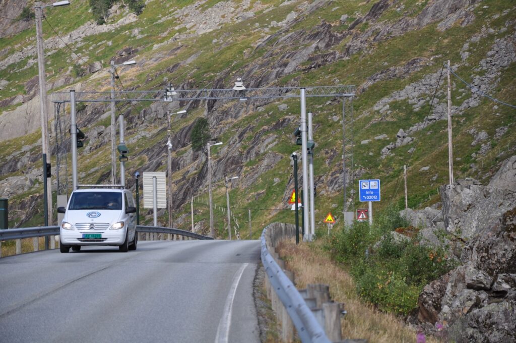 Et bilde som inneholder fjell, utendørs, vei, bilvei Automatisk generert beskrivelse