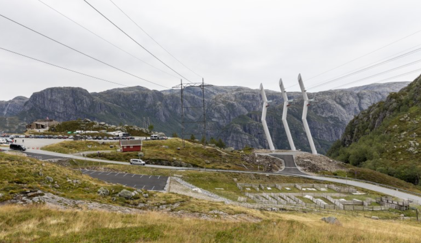 Et bilde som inneholder gress, utendørs, fjell, felt Automatisk generert beskrivelse
