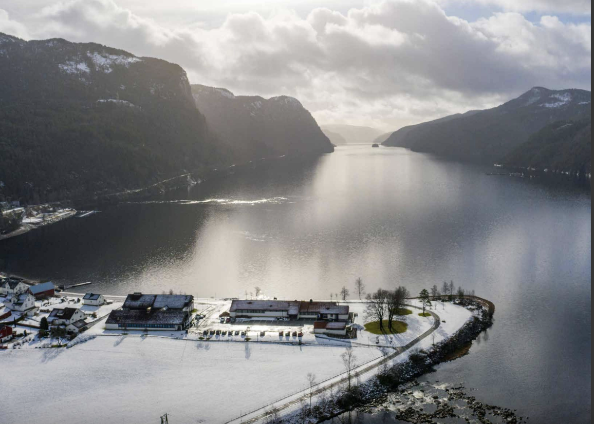 Et bilde som inneholder himmel, fjell, utendørs, båt

Automatisk generert beskrivelse