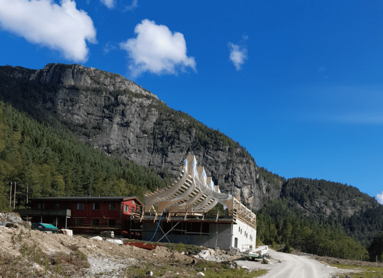 Et bilde som inneholder himmel, fjell, utendørs, spor Automatisk generert beskrivelse