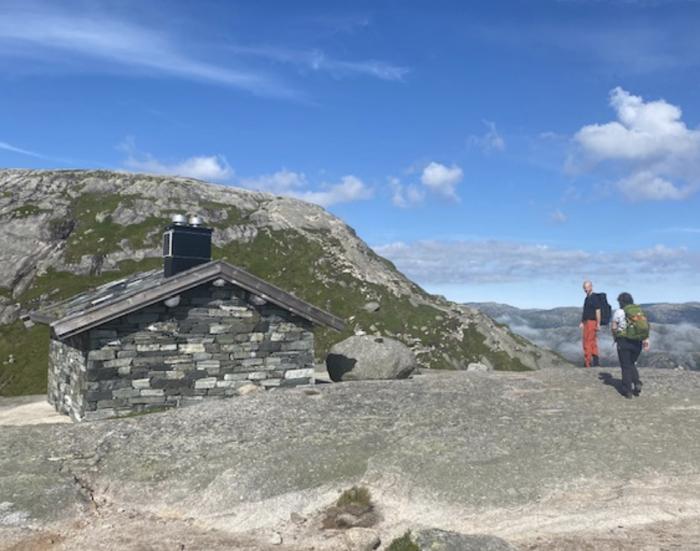 Et bilde som inneholder himmel, utendørs, fjell, natur

Automatisk generert beskrivelse