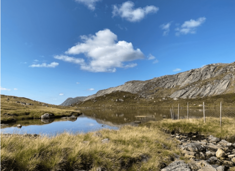 Et bilde som inneholder himmel, utendørs, gress, fjell Automatisk generert beskrivelse