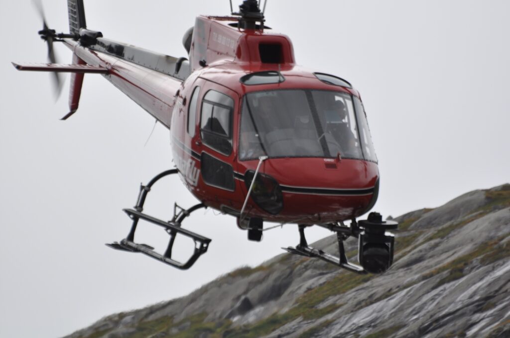 Et bilde som inneholder himmel, utendørs, helikopter, luftfartøy Automatisk generert beskrivelse