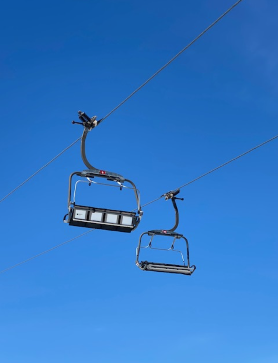 Et bilde som inneholder himmel, utendørs, skiheis, transport Automatisk generert beskrivelse