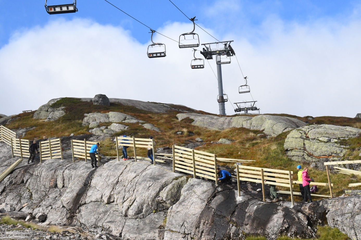 Et bilde som inneholder himmel, utendørs, transport, jernbane

Automatisk generert beskrivelse