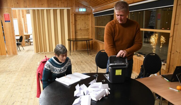 Et bilde som inneholder innendørs, bord, person, datamaskin Automatisk generert beskrivelse