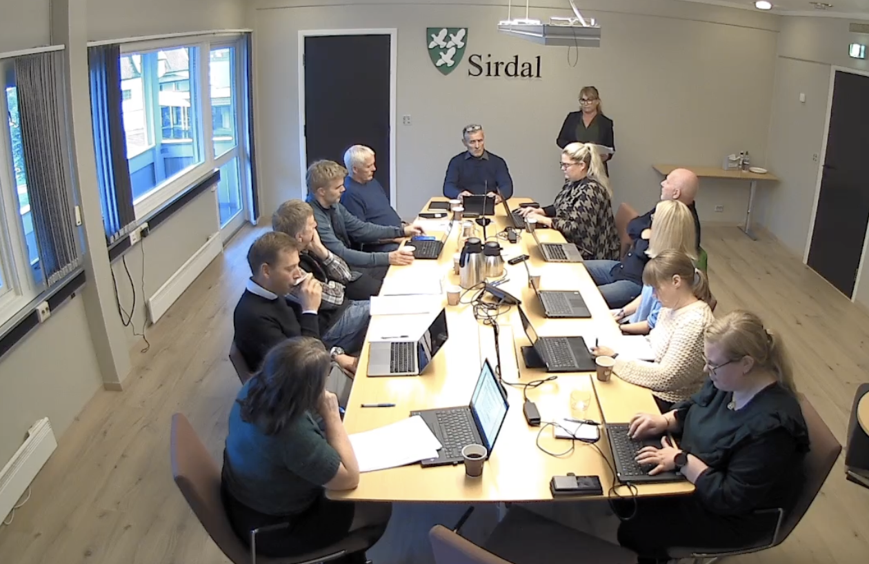 Et bilde som inneholder innendørs, klær, person, Kontorbygning Automatisk generert beskrivelse