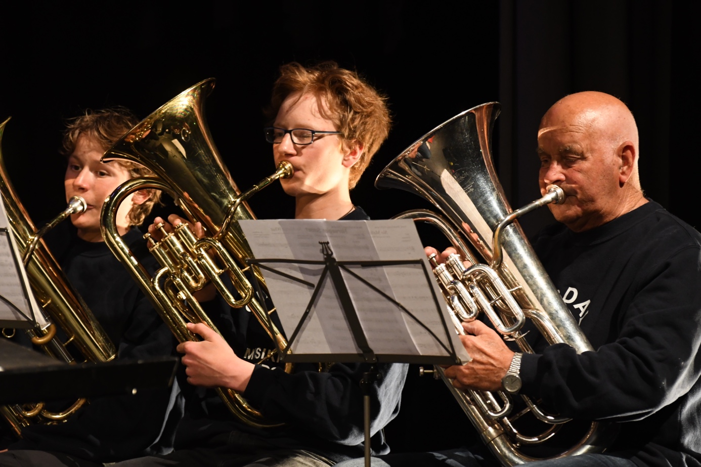 Et bilde som inneholder musikk, messing, person, konsert med orkester

Automatisk generert beskrivelse