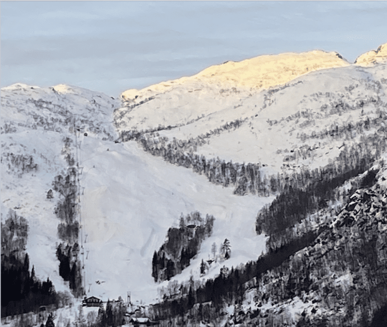 Et bilde som inneholder natur, utendørs, fjell, snø Automatisk generert beskrivelse