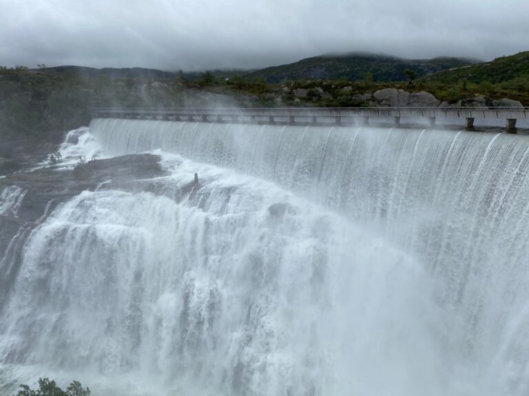 Et bilde som inneholder natur, utendørs, fossefall, vann Automatisk generert beskrivelse