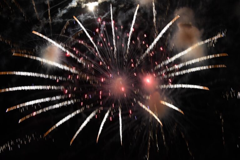 Et bilde som inneholder Nyttårsaften, fyrverkeri, Nyttårsdag, Nyttår Automatisk generert beskrivelse