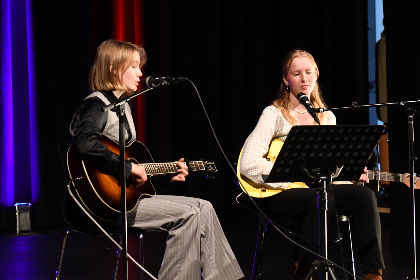 Et bilde som inneholder person, gardin, scene, konsert med orkester

Automatisk generert beskrivelse