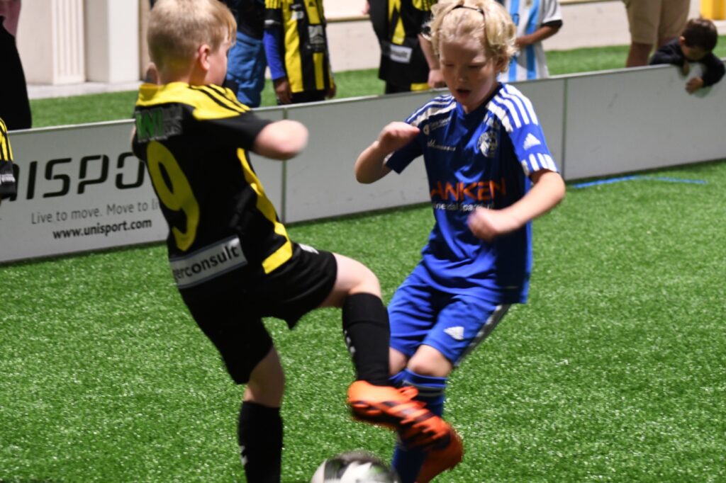 Et bilde som inneholder person, gress, fotball, fotballspiller Automatisk generert beskrivelse