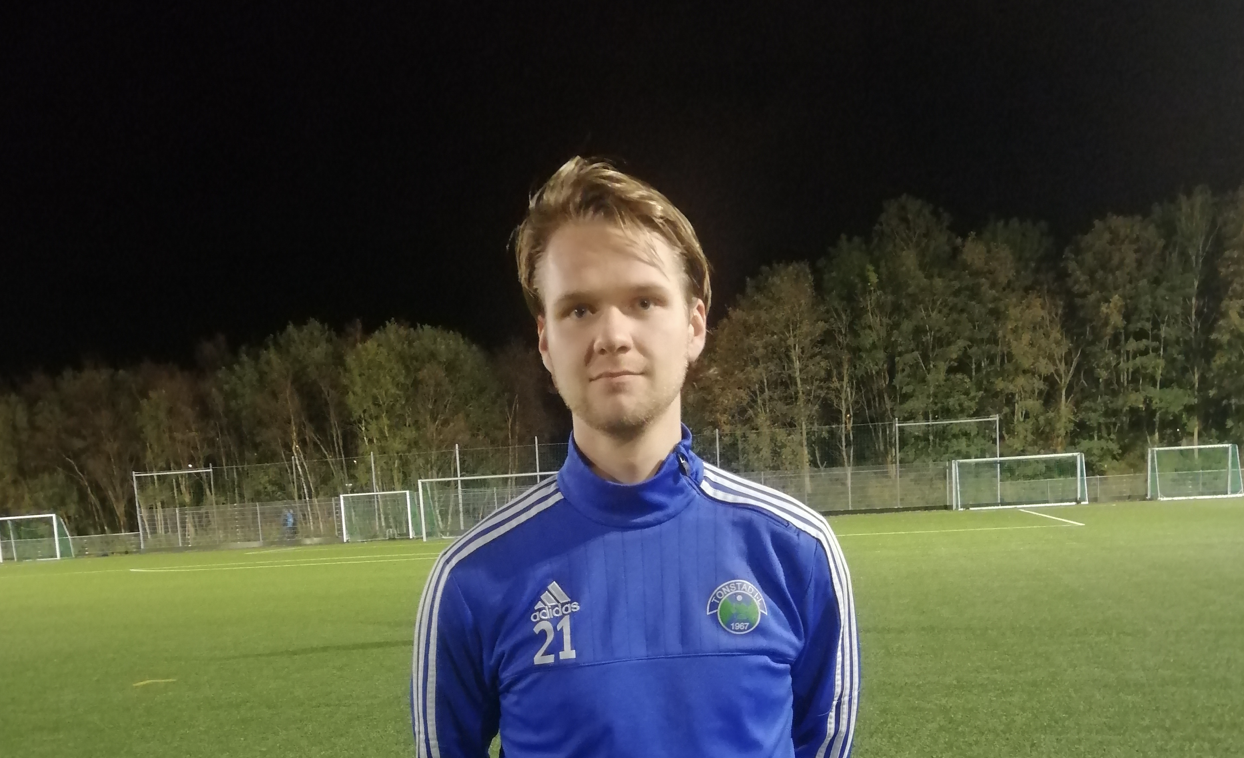 Et bilde som inneholder person, gress, utendørs, fotball Automatisk generert beskrivelse