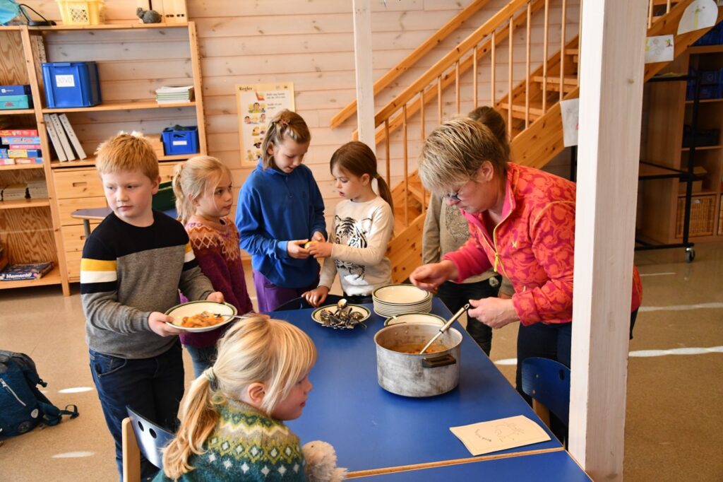 Et bilde som inneholder person, innendørs, barn, bord Automatisk generert beskrivelse