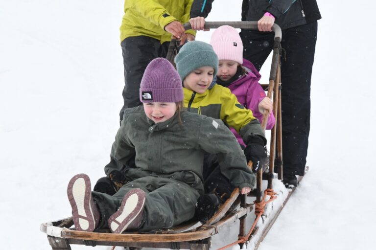 Et bilde som inneholder person, klær, snø, utendørs Automatisk generert beskrivelse