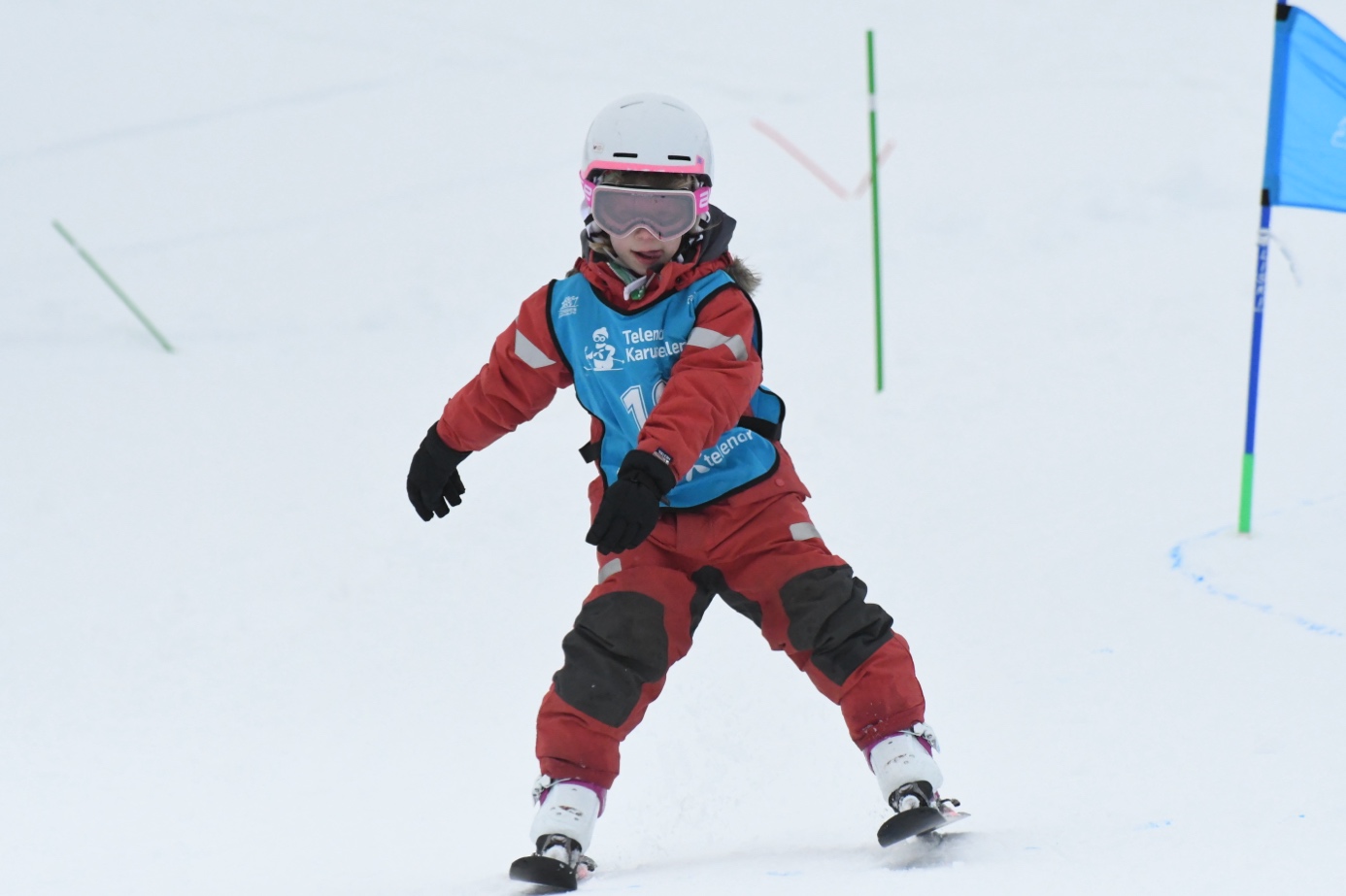 Et bilde som inneholder person, snø, sport, utendørs

Automatisk generert beskrivelse