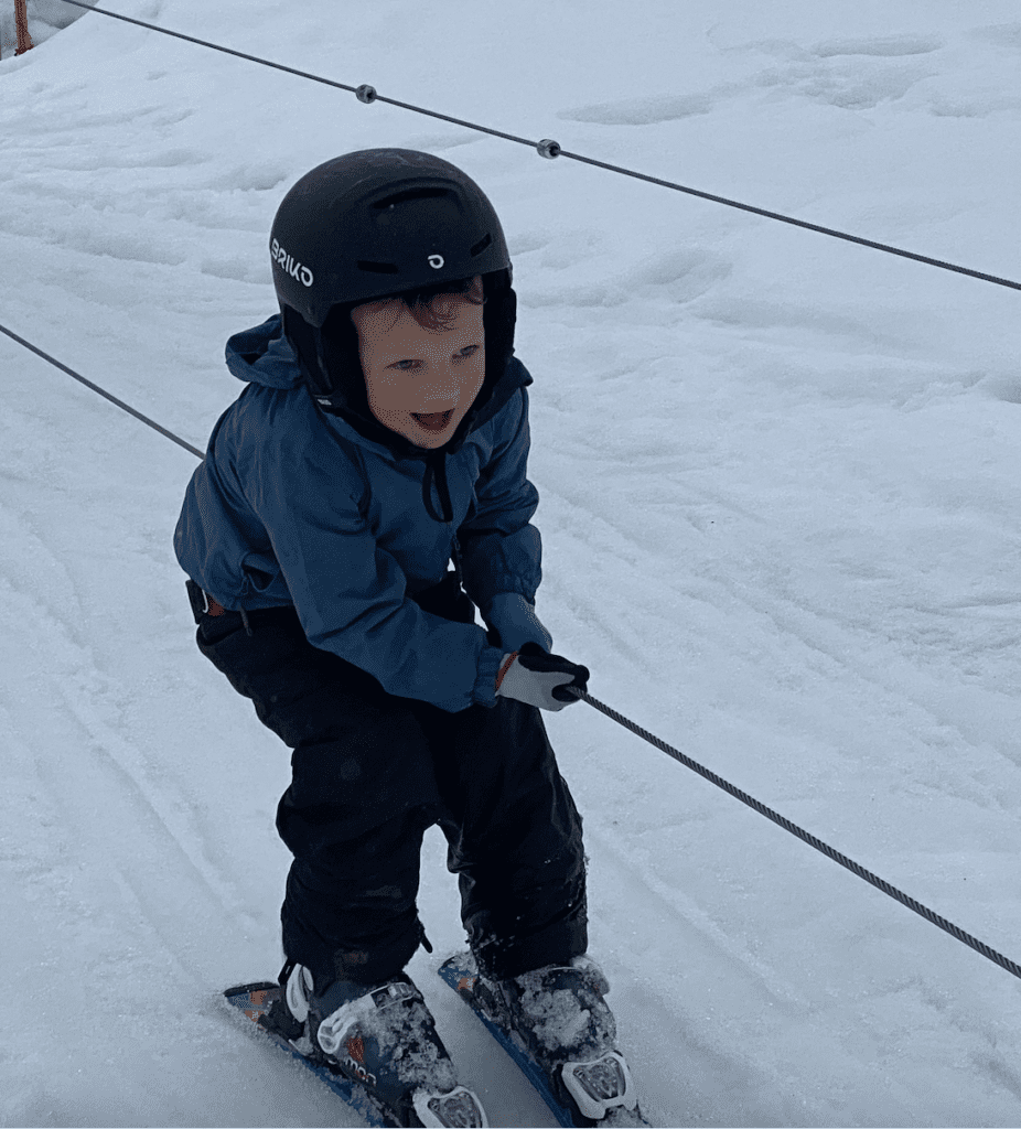 Et bilde som inneholder person, utendørs, klær, snø Automatisk generert beskrivelse