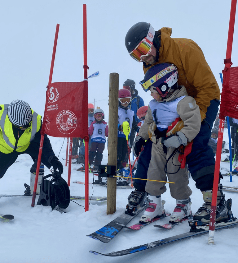 Et bilde som inneholder person, utendørs, skisport, sportsutstyr Automatisk generert beskrivelse