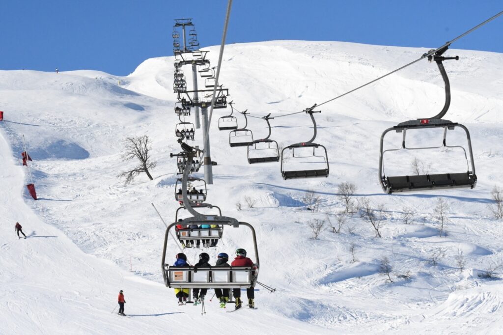 Et bilde som inneholder skiheis, snø, transport, utendørs Automatisk generert beskrivelse