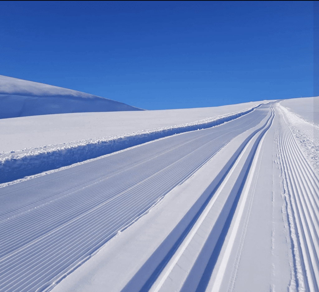 Et bilde som inneholder snø, himmel, utendørs, bilvei Automatisk generert beskrivelse