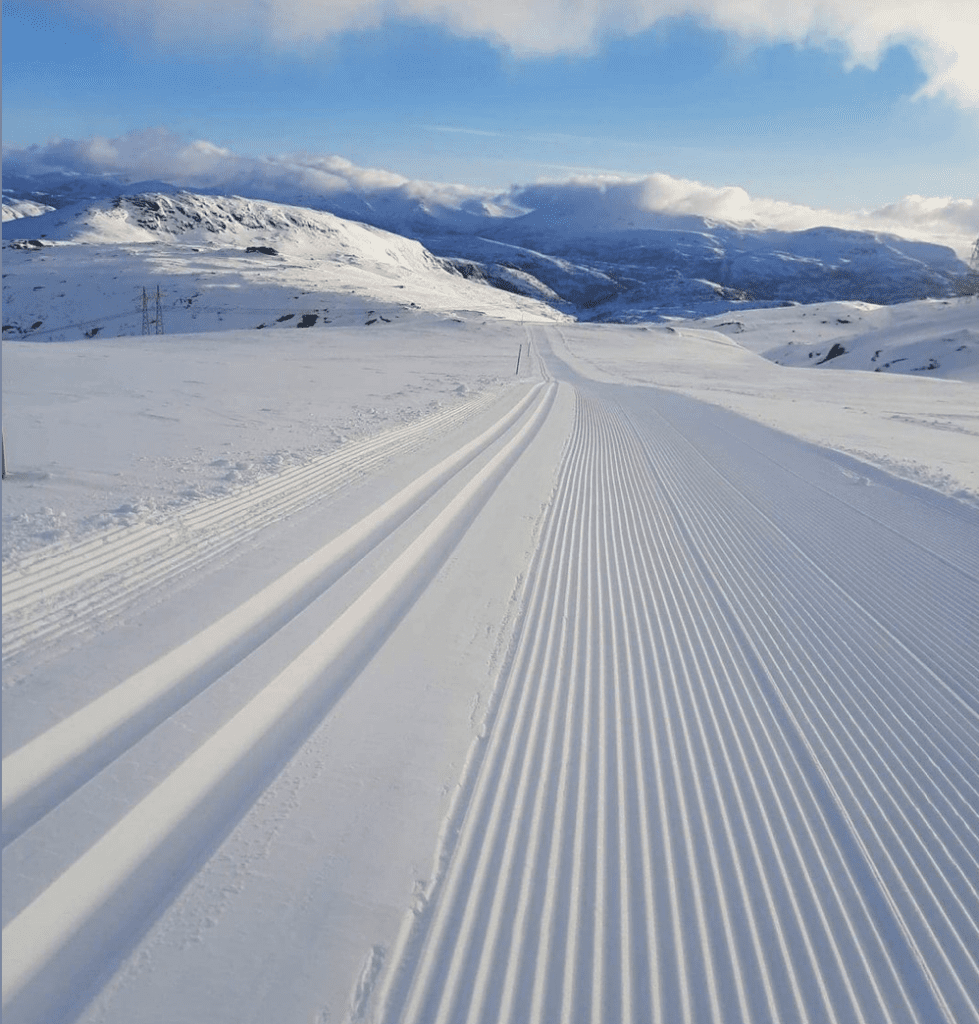 Et bilde som inneholder snø, himmel, utendørs, gå på ski Automatisk generert beskrivelse