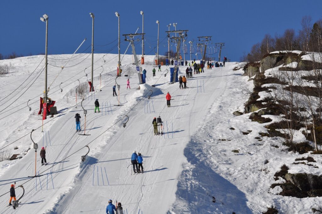 Et bilde som inneholder snø, himmel, utendørs, gå på ski Automatisk generert beskrivelse