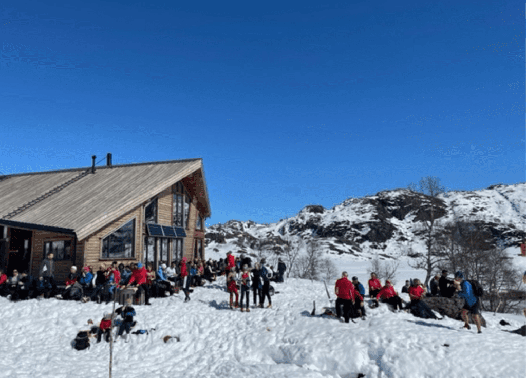 Et bilde som inneholder snø, himmel, utendørs, gå på ski Automatisk generert beskrivelse