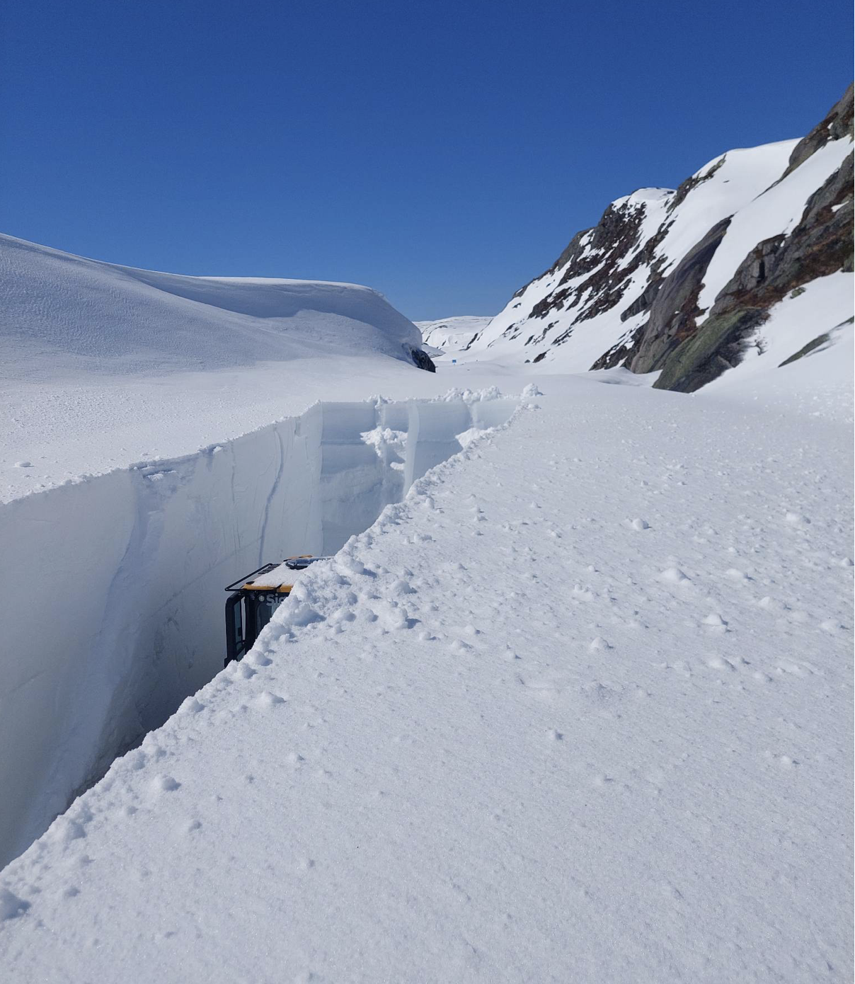 Et bilde som inneholder snø, himmel, utendørs, natur

Automatisk generert beskrivelse