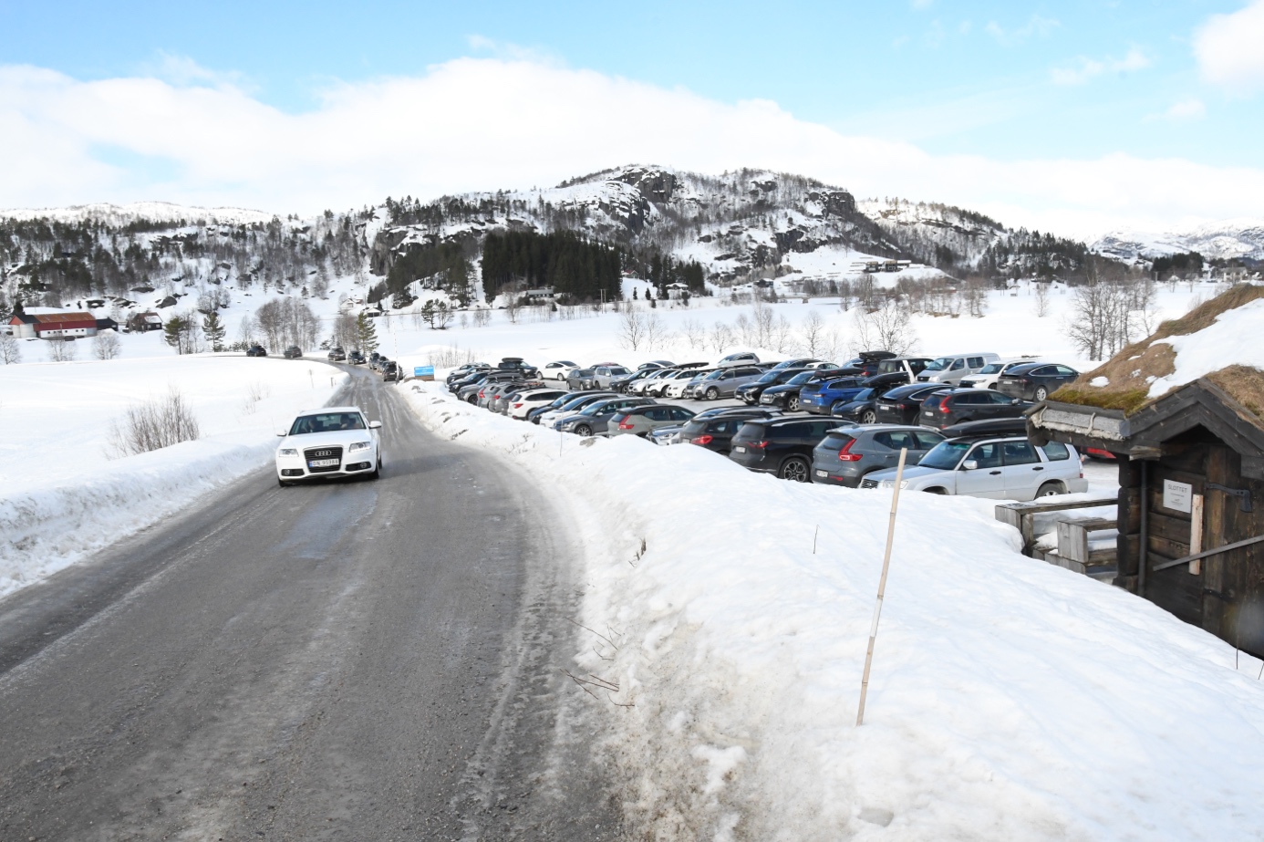 Et bilde som inneholder snø, himmel, utendørs, scene

Automatisk generert beskrivelse