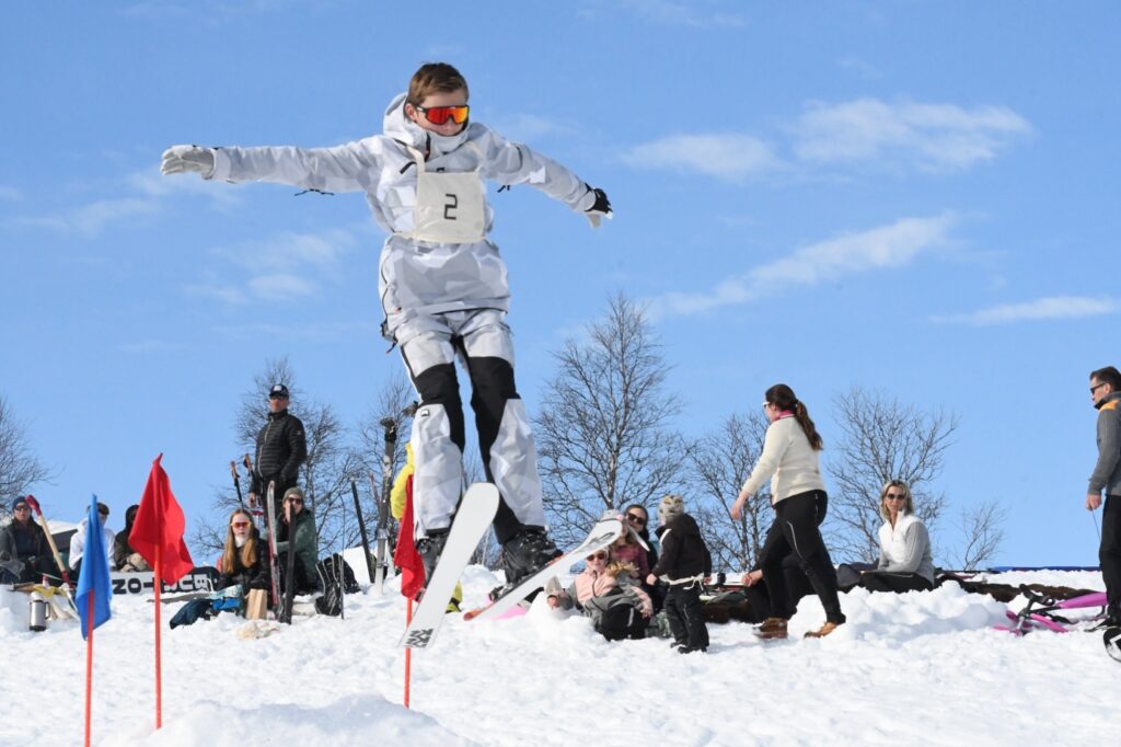 Et bilde som inneholder snø, himmel, utendørs, skisport Automatisk generert beskrivelse