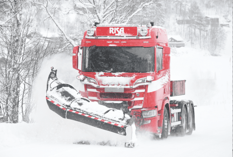 Et bilde som inneholder snø, kjøretøy, dekk, transport Automatisk generert beskrivelse