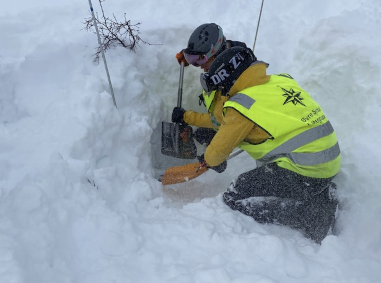 Et bilde som inneholder snø, person, utendørs, klær

Automatisk generert beskrivelse