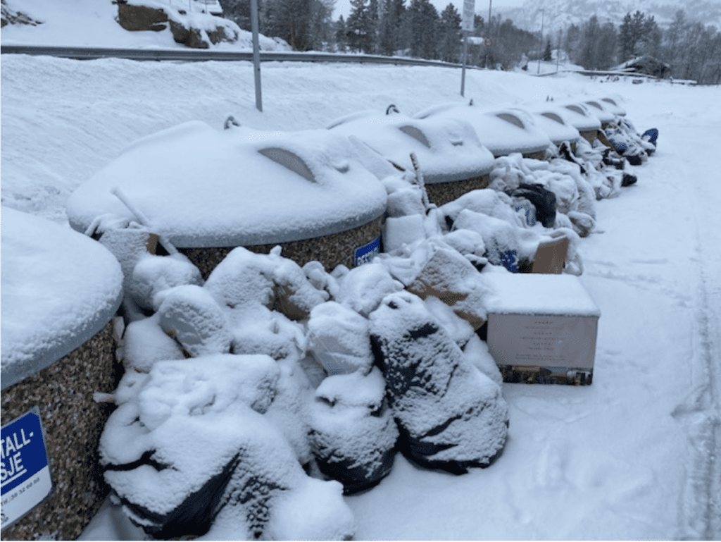 Et bilde som inneholder snø, utendørs, dekket, stabel Automatisk generert beskrivelse