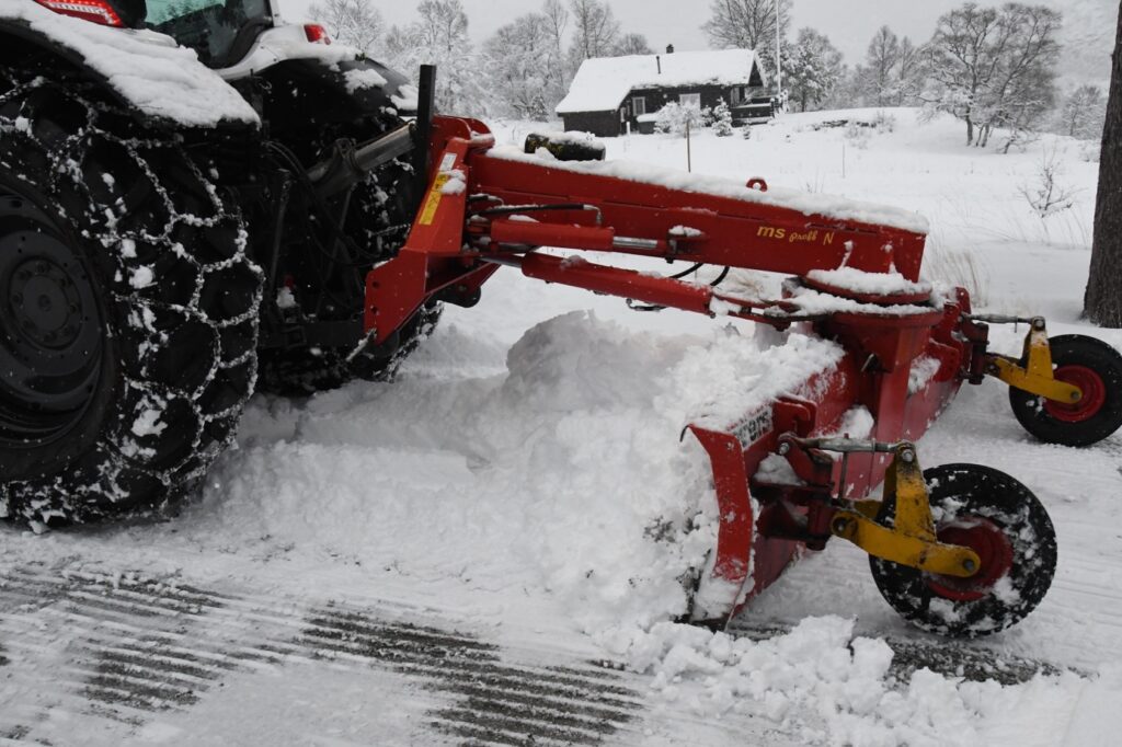 Et bilde som inneholder snø, utendørs, dekket, traktor Automatisk generert beskrivelse