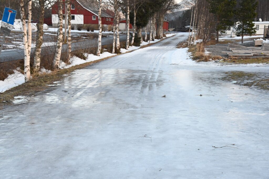 Et bilde som inneholder snø, utendørs, fortau Automatisk generert beskrivelse