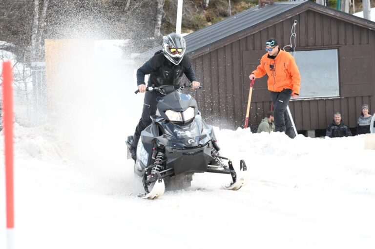 Et bilde som inneholder snø, utendørs, gå på ski, skibakke Automatisk generert beskrivelse