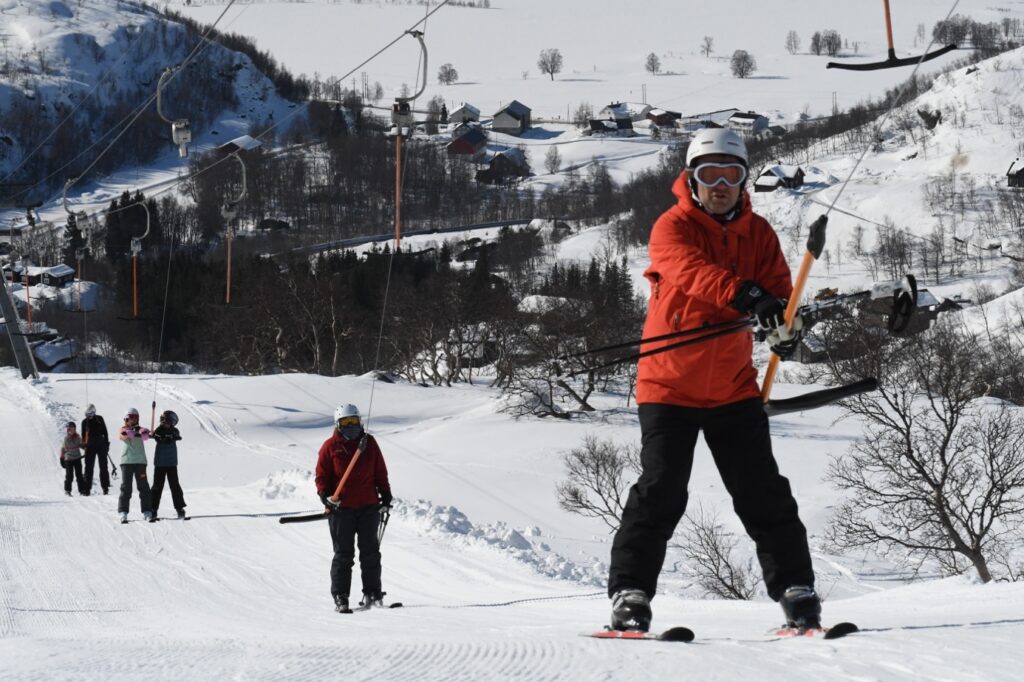 Et bilde som inneholder snø, utendørs, gå på ski, skibakke Automatisk generert beskrivelse