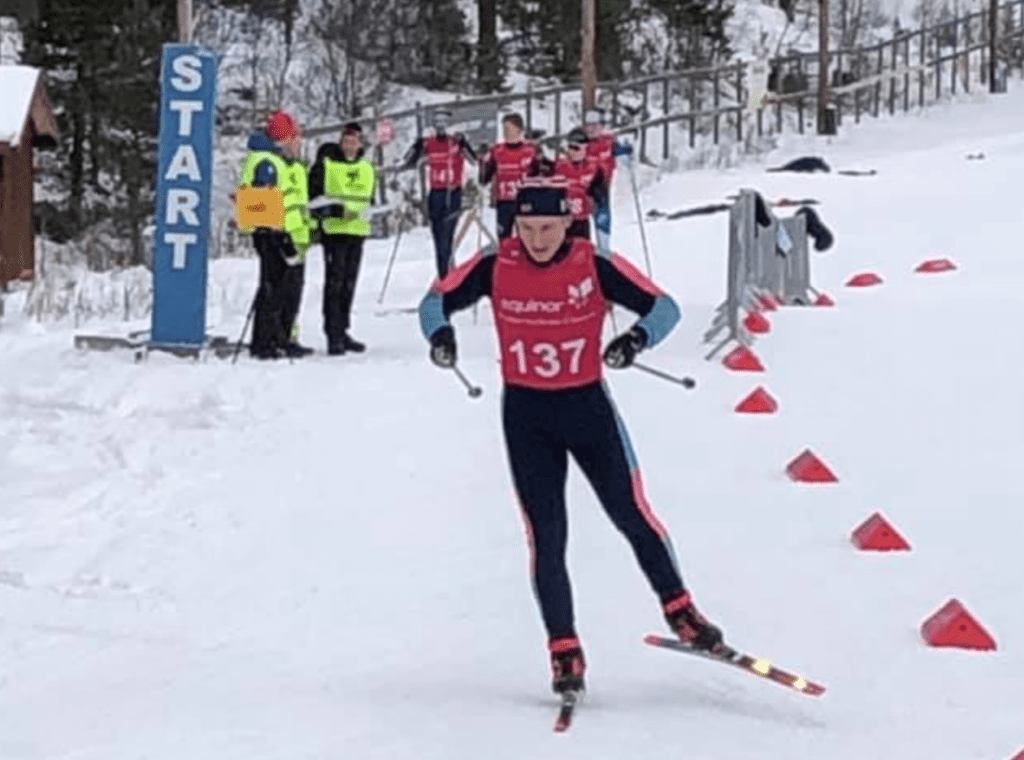 Et bilde som inneholder snø, utendørs, gå på ski, racing-løp Automatisk generert beskrivelse