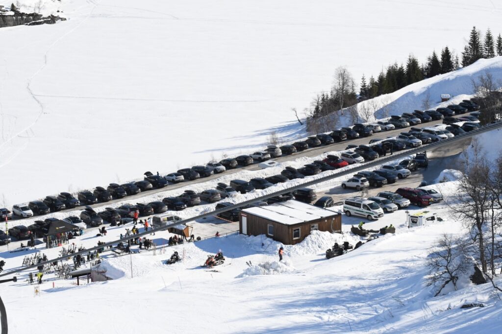 Et bilde som inneholder snø, utendørs, himmel, gå på ski Automatisk generert beskrivelse