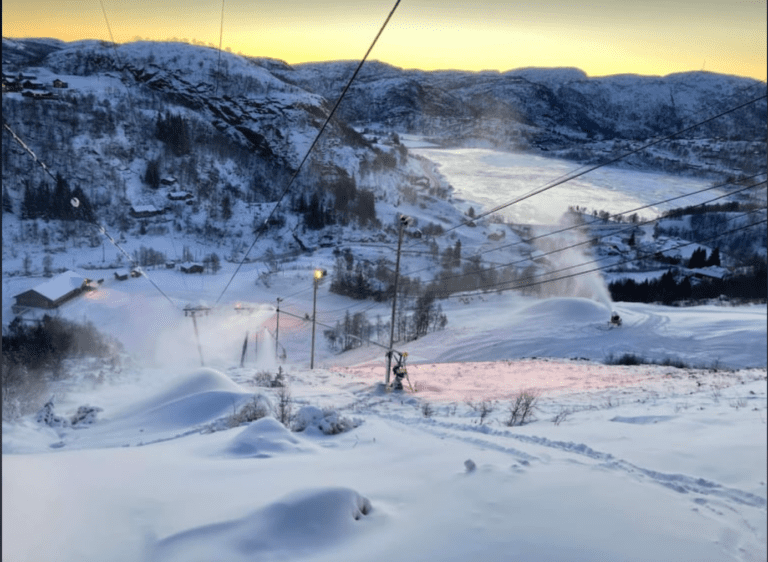 Et bilde som inneholder snø, utendørs, himmel, gå på ski Automatisk generert beskrivelse