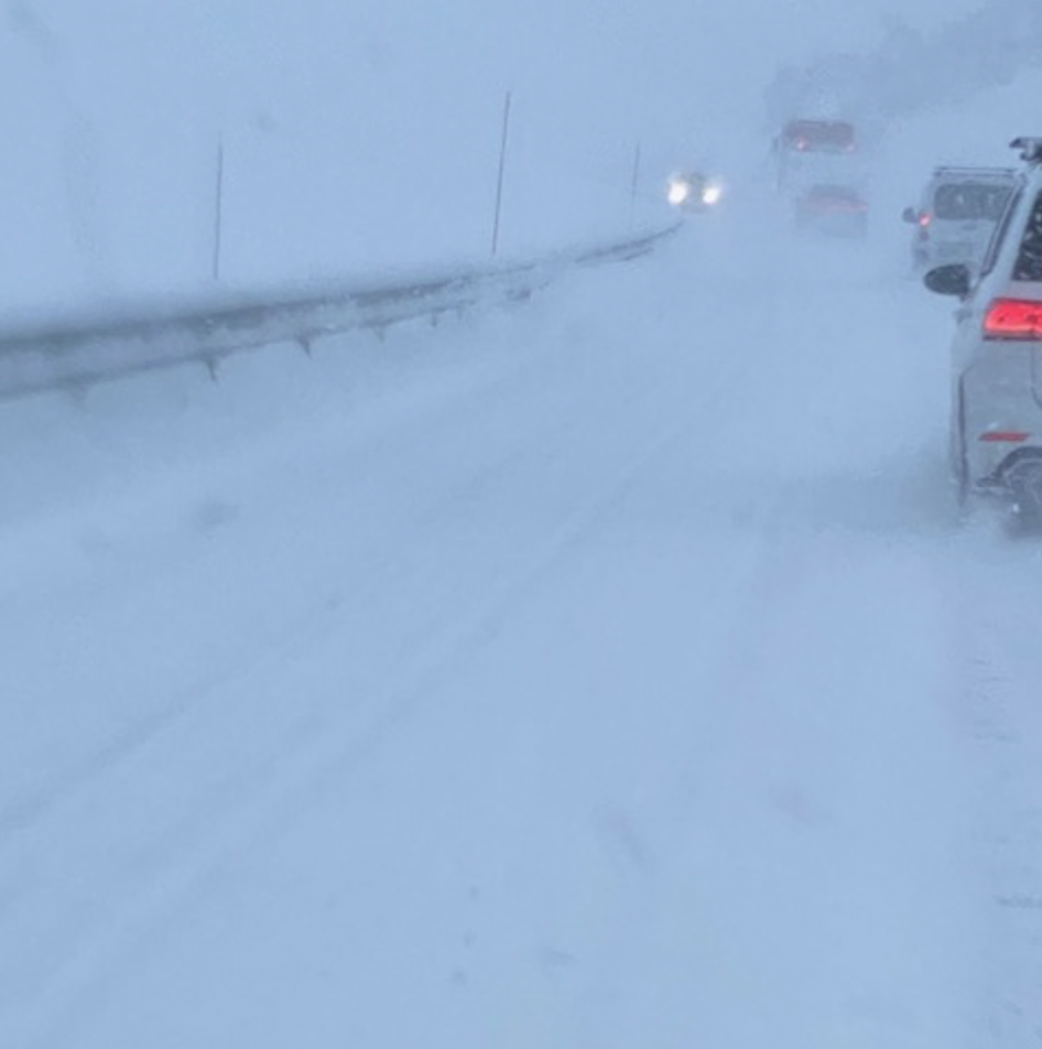 Et bilde som inneholder snø, utendørs, himmel, natur

Automatisk generert beskrivelse