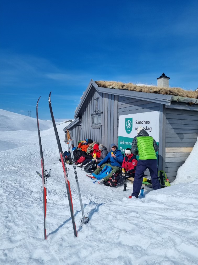 Et bilde som inneholder snø, utendørs, himmel, skisport Automatisk generert beskrivelse