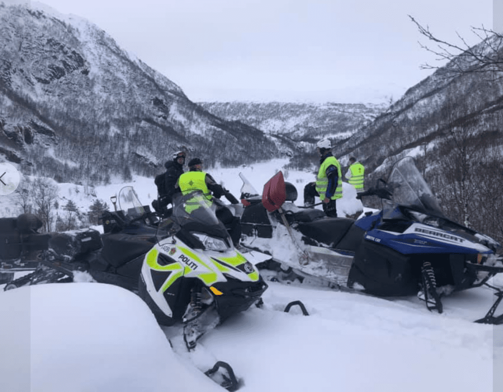 Et bilde som inneholder snø, utendørs, himmel, snøscooter Automatisk generert beskrivelse