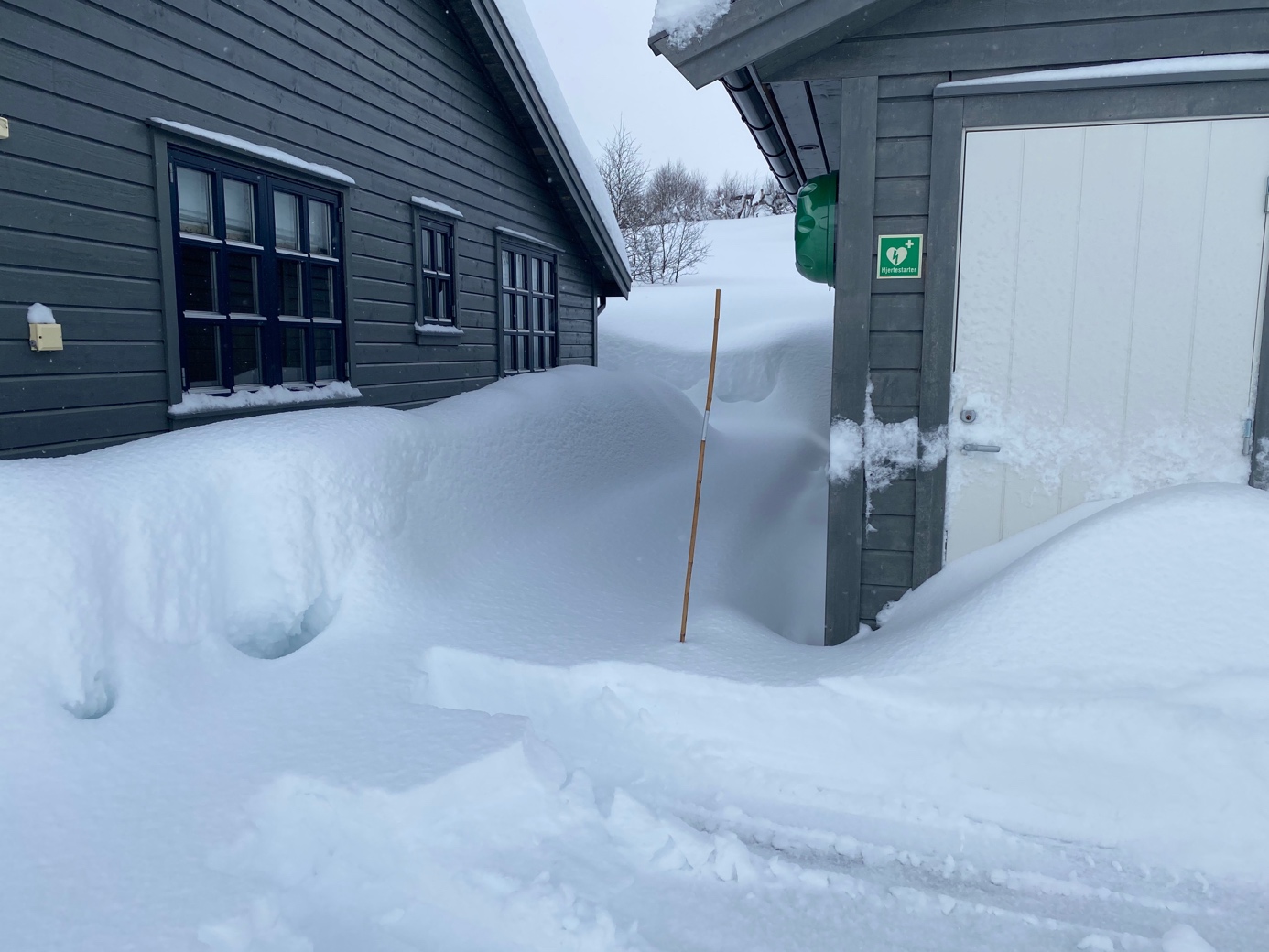 Et bilde som inneholder snø, utendørs, natur, hus

Automatisk generert beskrivelse